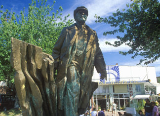 Report: Officials eyeing Lenin statue’s ties to Russia